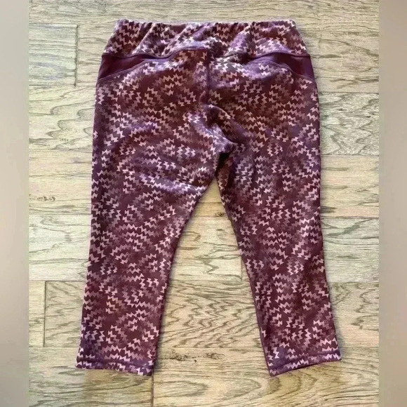ASICS Women’s Burgundy Zigzag Print Capri Leggings, Size L High Waist Yoga Pants - Picture 4 of 5